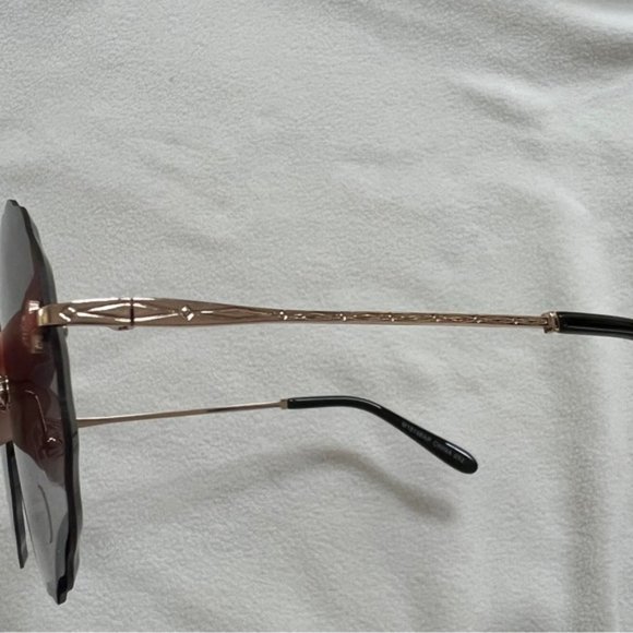 New Black Wavy Round Sunglasses - Picture 5 of 12